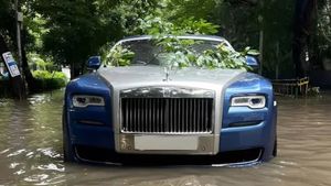 నడిరోడ్డు మీద అడ్డంగా పరువు తీసిన రూ.10కోట్ల కారు.. దీనికంటే ఆల్టోనే నయం అంటున్న నెటిజన్లు 