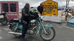 యువకులకు కూడా కష్టమయ్యే ఫీట్‌ను సాధించిన 77 ఏళ్ల వ్యక్తి.. బైక్‌పై వయసును ఓడించిన హీరో 