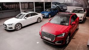 కారు కొనేముందు తప్పకుండా ఈ విషయం తెలుసుకోండి.. షోరూంలో డిస్‌ప్లే కార్లు కొంటే భారీ లాభాలు 