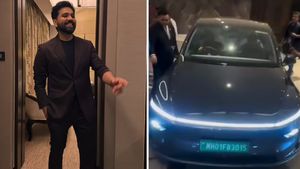 హిట్‌మ్యాన్ రోహిత్ శర్మ కొత్త క్రేజ్..హై స్పీడ్ వదిలి ఎలక్ట్రిక్ కారు..దాని నం.3015 వెనుక అంత కథ ఉందా?