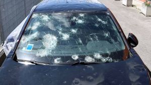 హైవే మీద ప్రయాణిస్తున్నప్పుడు జాగ్రత్త..  ట్రక్కుల నుండి వచ్చే రాళ్ల నుంచి మీ కారు అద్దాలు ఇలా కాపాడుకోండి  