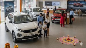 టాటా సేల్స్ సునామీ.. పండుగ సీజన్‌లో భారీగా వచ్చిన జనాలతో కిక్కిరిసిన షోరూమ్‌లు 