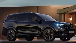 దేశంలో ఎక్కువగా బుక్ చేసుకుంటున్న కారు ఇదే..  సొంతం కావాలంటే ఏడాది వరకు ఆగాల్సిందే 