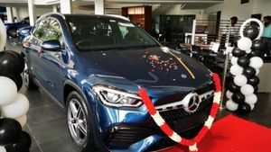 కారు కొనడం ఇప్పుడు చాక్లెట్ కొన్నంత ఈజీ..పెట్రోల్ బంకులు సరిపోవేమో అనేంతలా కొనేస్తున్నారు 