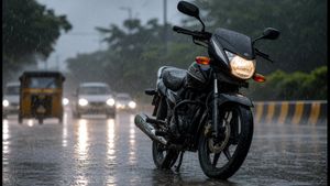 భారీ వర్షాలు: ఈ రూట్లలో వెళ్తే మీ బైక్ ఆగిపోవచ్చు.. వాహనదారులకు అర్జెంట్ అలర్ట్!