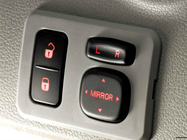 ఎలక్ట్రిక్ సైడ్ మిర్రర్ కంట్రోల్స్