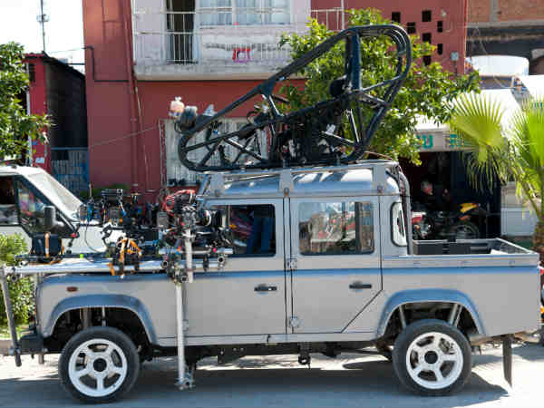 జేమ్స్ బాండ్ సినిమాలో జాగ్వార్ ల్యాండ్ కార్లు