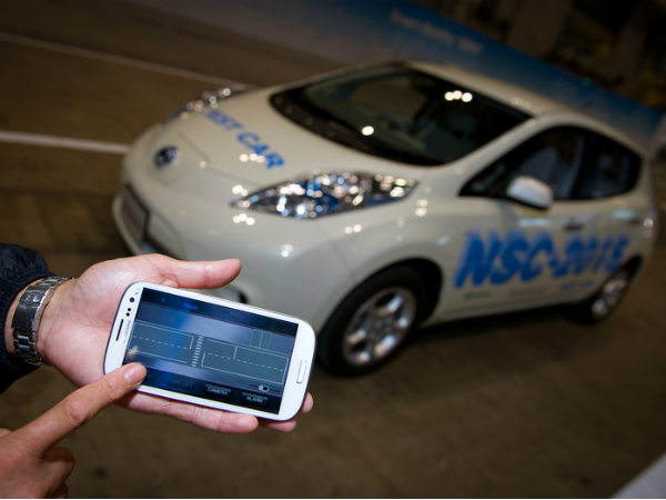 నిస్సాన్ ఎన్ఎస్‌సి-2015 - స్మార్ట్‌ఫోన్ కంట్రోల్స్