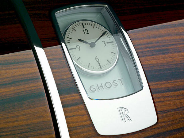 రోల్స్ రాయిస్ ఘోస్ట్‌ - డ్యాష్‌బోర్డుపై ప్రీమియం ఉడ్ (చెక్క) ఫినిషింగ్