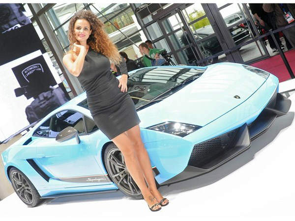 లాంబోర్గినీ సూపర్ కారుతో సూపర్ సుందరి