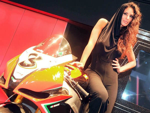 సూపర్ బైక్‌తో సూపర్ భామ