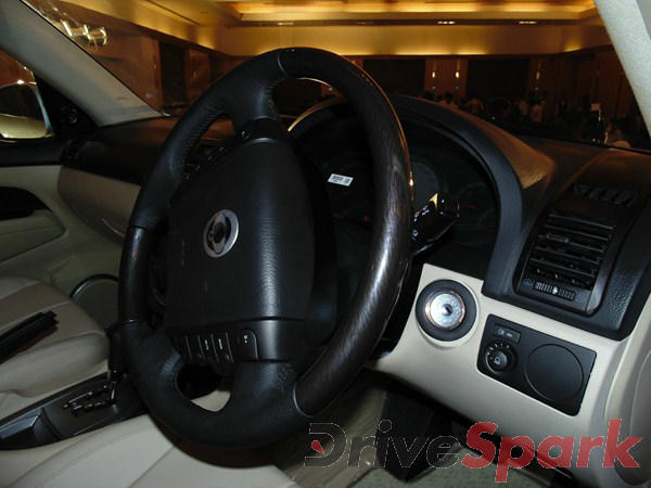 స్టీరింగ్ వీల్‌పై కంట్రోల్స్