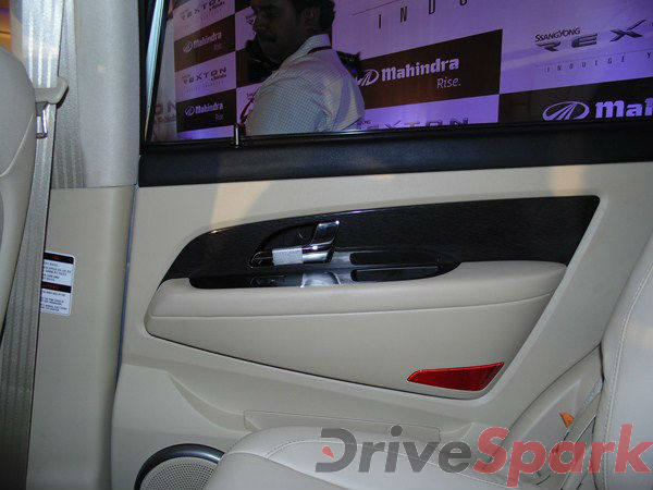 క్రోమ్ డోర్ హ్యాండిల్స్