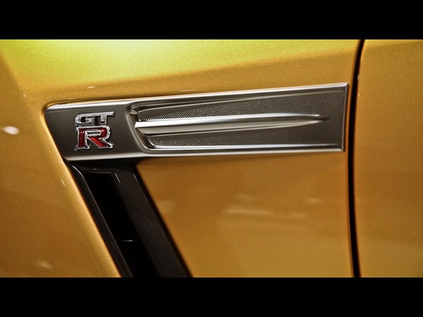 బోల్ట్ గోల్డ్ నిస్సాన్ జిటి-ఆర్