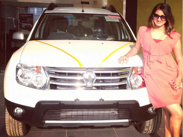 కన్నడ నటి హర్షికా పూణచ - రెనో డస్టర్