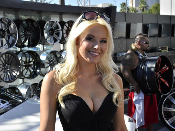 సెమా 2012 ఆటో షోలో మెరిసిన అమ్మాయిలు