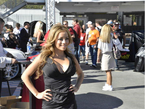 సెమా 2012 ఆటో షోలో మెరిసిన అమ్మాయిలు