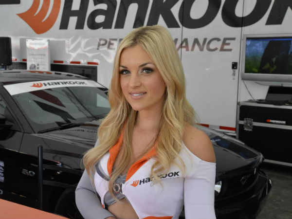 సెమా 2012 ఆటో షోలో మెరిసిన అమ్మాయిలు