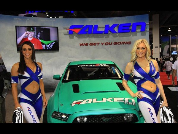 సెమా 2012 ఆటో షోలో మెరిసిన అమ్మాయిలు