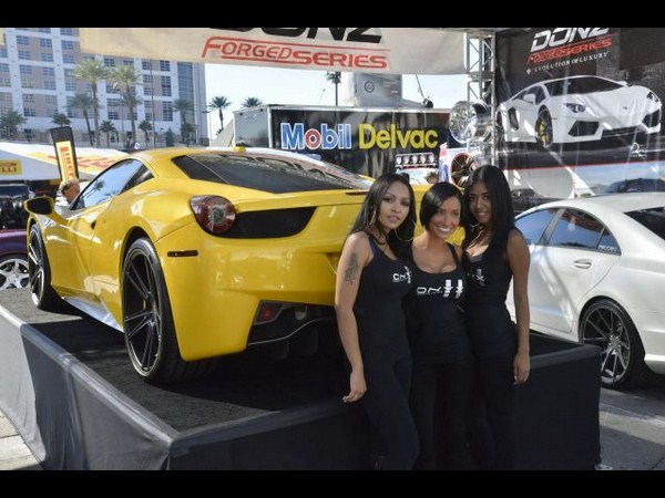 సెమా 2012 ఆటో షోలో మెరిసిన అమ్మాయిలు