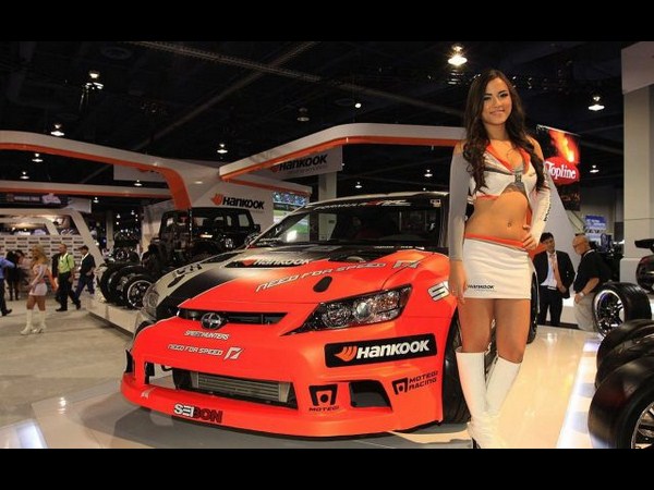 సెమా 2012 ఆటో షోలో మెరిసిన అమ్మాయిలు