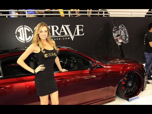 సెమా 2012 ఆటో షోలో మెరిసిన అమ్మాయిలు