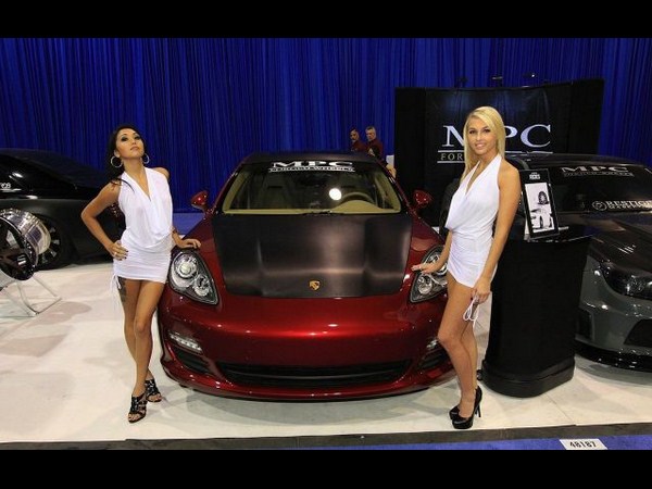 సెమా 2012 ఆటో షోలో మెరిసిన అమ్మాయిలు