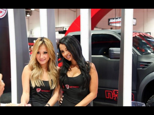 సెమా 2012 ఆటో షోలో మెరిసిన అమ్మాయిలు