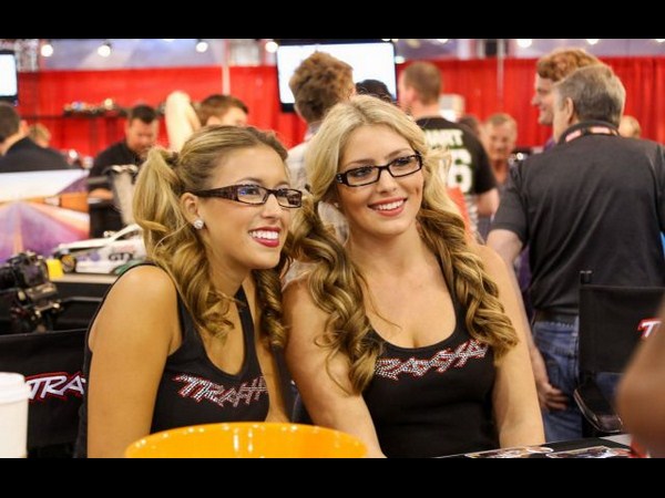 సెమా 2012 ఆటో షోలో మెరిసిన అమ్మాయిలు