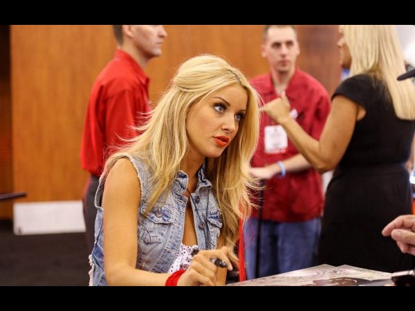 సెమా 2012 ఆటో షోలో మెరిసిన అమ్మాయిలు