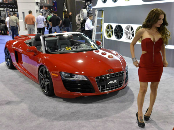 సెమా 2012 ఆటో షోలో మెరిసిన అమ్మాయిలు