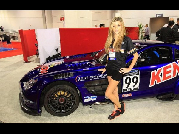 సెమా 2012 ఆటో షోలో మెరిసిన అమ్మాయిలు