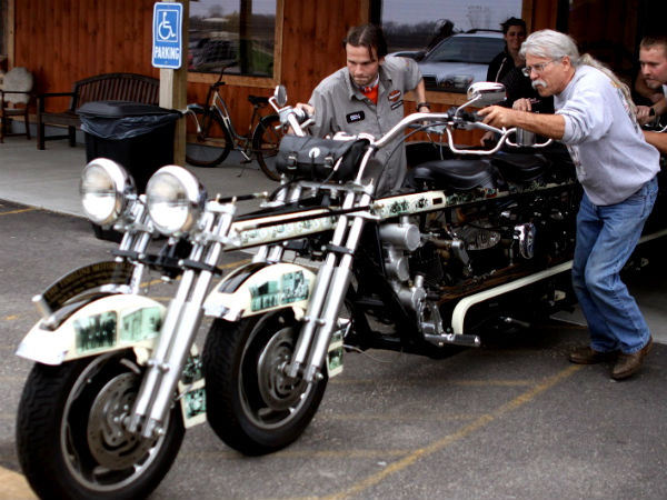 10 సీటర్ హ్యార్లీ డేవిడ్‌సన్ మోటార్‌సైకిల్