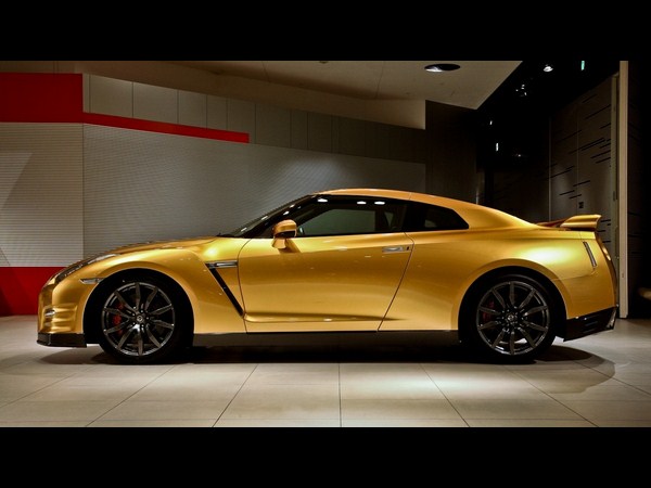 బోల్ట్ గోల్డ్ నిస్సాన్ జిటి-ఆర్