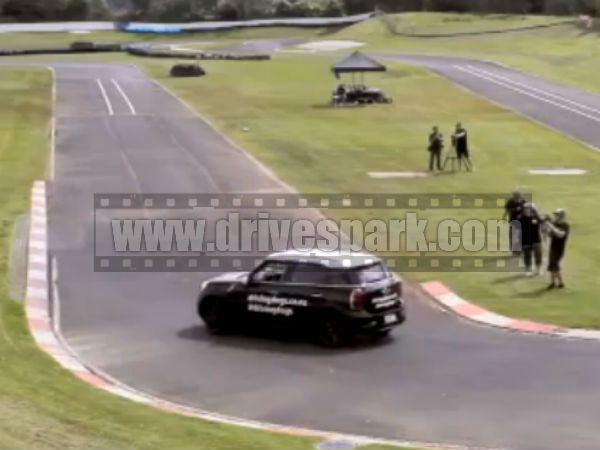 డ్రైవింగ్‌లో శిక్షణ పొందిన కుక్కలు