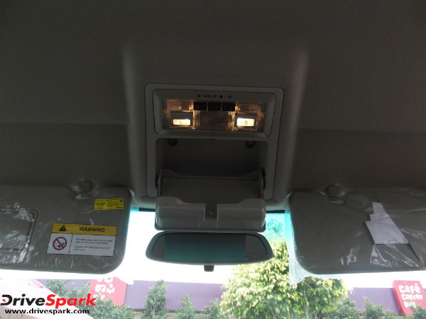 మహీంద్రా క్వాంటో - సెంటర్ వ్యూ మిర్రర్, స్టోరేజ్ స్పెస్