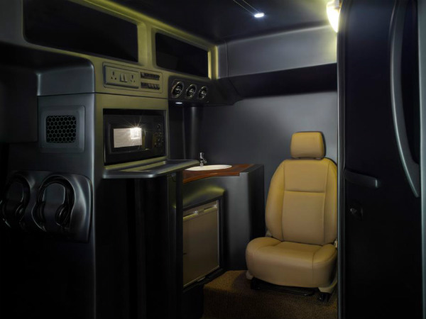 డిసి ఫస్ట్ క్లాస్ - లగ్జరీ బస్