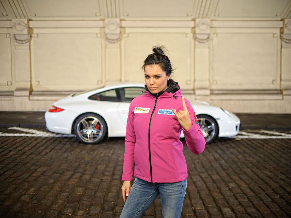 ఇన్నెసా తుష్కనోవా; ర్యాలీ కార్ డ్రైవర్ కమ్ సూపర్‌మోడల్