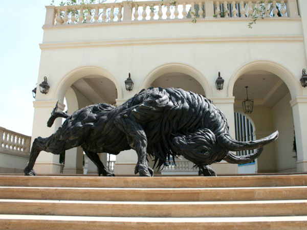 పనికిరాని టైర్లతో అద్భుతమైన శిలాఖండాలు