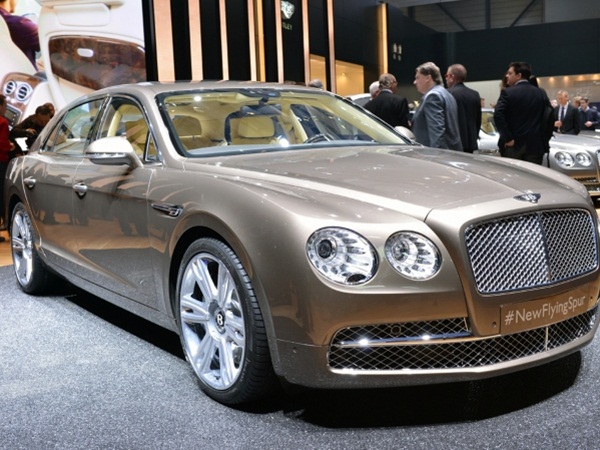 2013 జెనీవా మోటార్ షోలో మెరిసిన కార్లు, భామలు