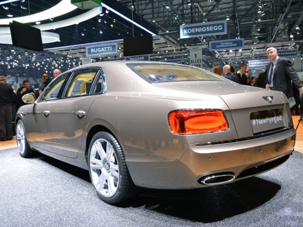 2013 జెనీవా మోటార్ షోలో మెరిసిన కార్లు, భామలు