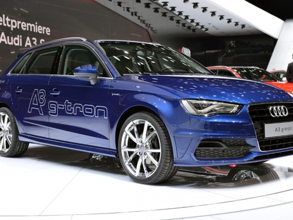 2013 జెనీవా మోటార్ షోలో మెరిసిన కార్లు, భామలు