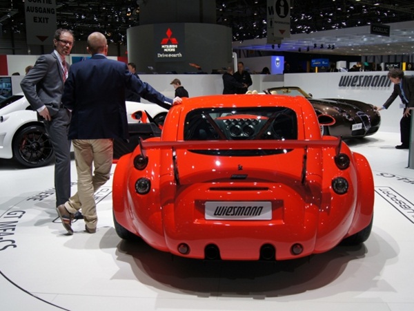 2013 జెనీవా మోటార్ షోలో మెరిసిన కార్లు, భామలు