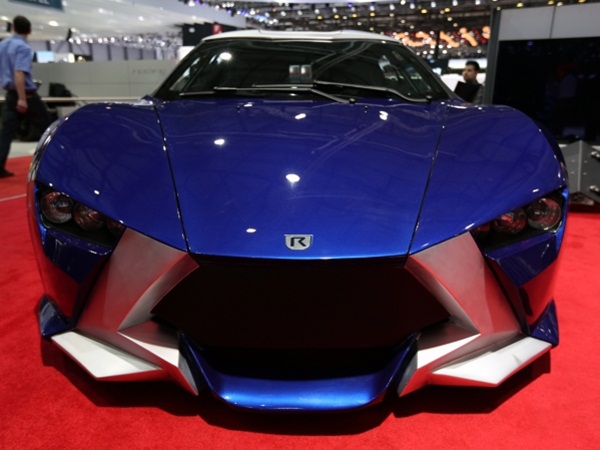 2013 జెనీవా మోటార్ షోలో మెరిసిన కార్లు, భామలు