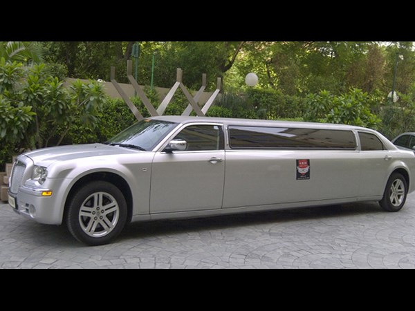 లగ్జరీ లీమోజైన్‌లను భారత్‌కు తీసుకొచ్చిన ఈకో రెంట్ ఏ కార్