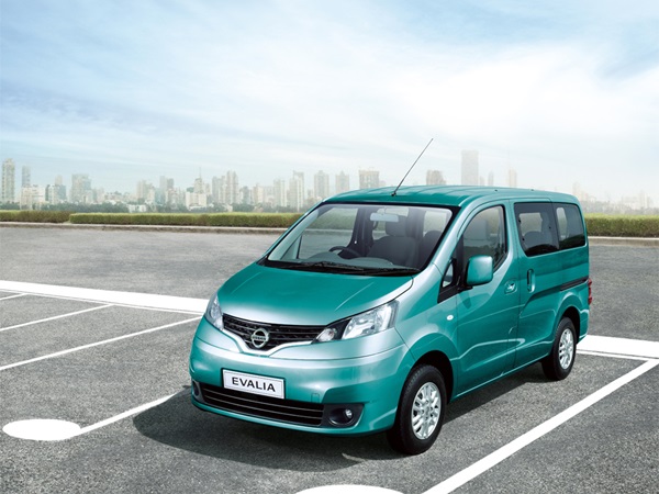 కార్లపై భారీ డిస్కౌంట్స్