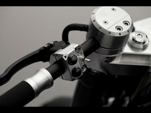 మహేంద్ర సింగ్ ధోనీ - ఎక్స్132 హెల్‌క్యాట్ బైక్