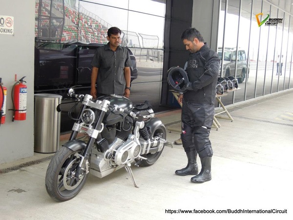 మహేంద్ర సింగ్ ధోనీ - ఎక్స్132 హెల్‌క్యాట్ బైక్