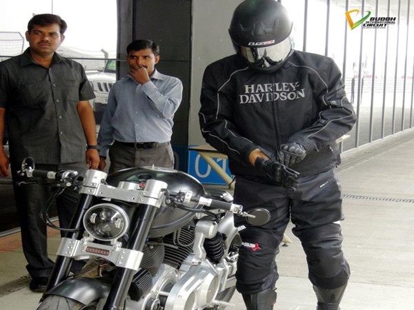 మహేంద్ర సింగ్ ధోనీ - ఎక్స్132 హెల్‌క్యాట్ బైక్