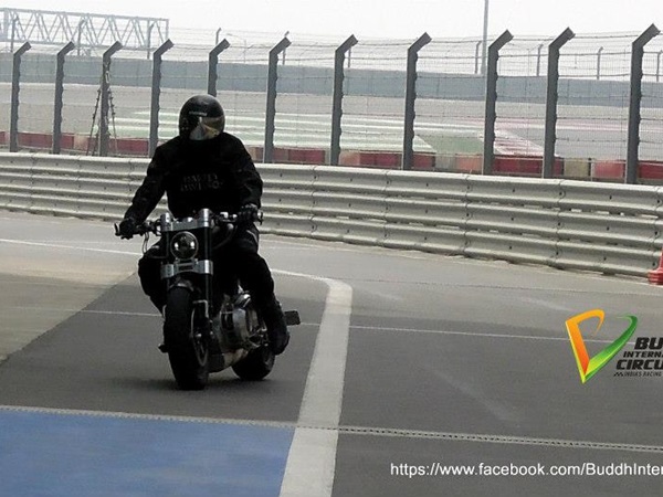 మహేంద్ర సింగ్ ధోనీ - ఎక్స్132 హెల్‌క్యాట్ బైక్